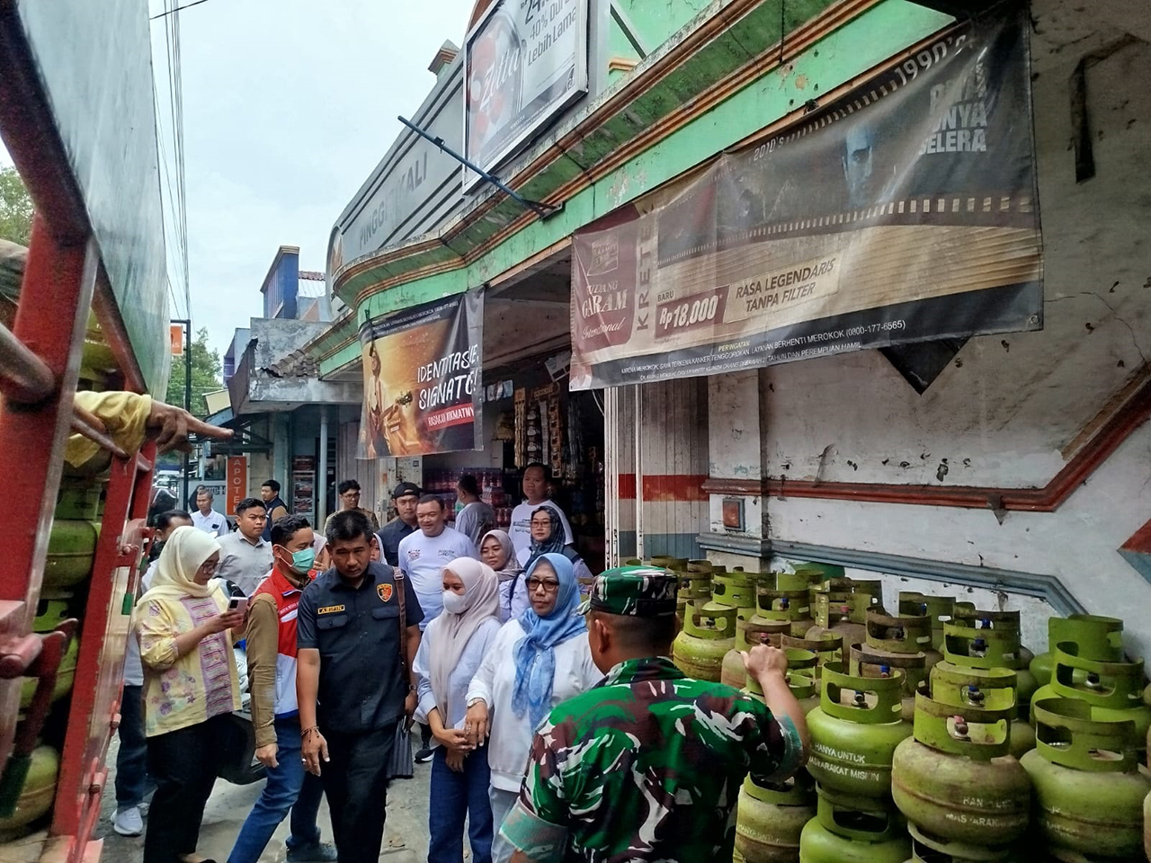 PANTAU KE LAPANGAN: Wabup Blora Sri Setyorini bersama Forkopimda Blora saat melakukan sidak di salah satu pangkalan LPG di Kelurahan Mlangsen. 