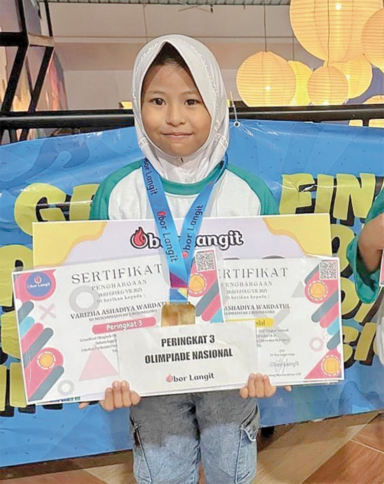 JUARA NASIONAL: Varizha Ashadiya Wardatul Jannah berhasil meraih juara 3 olimpiade bahasa inggris tingkat nasional 