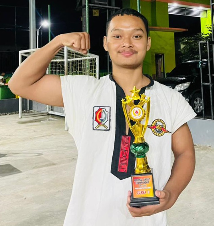 BELUM PUAS: M. Irsyadul Ibad berhasil meraih juara 2 Tarung Drajat Kejuaraan Regional Circuit Championship Ke-2 Jawa Timur 2026. Namun, belum puas karena belum sesuai target.