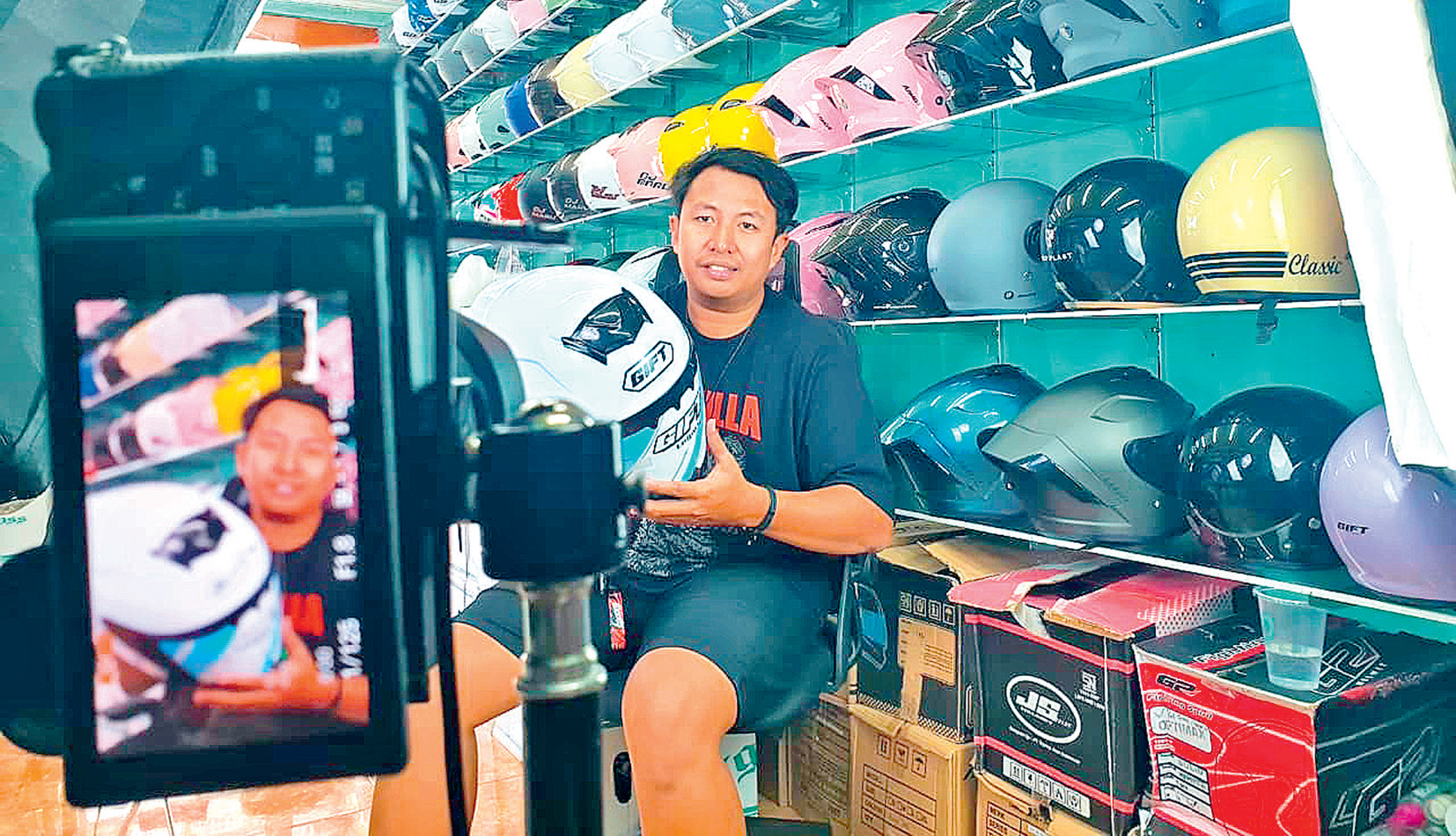 DAGANG ONLINE: Bimbim, seorang host live shopping yang menjual helm mengandalkan platform TikTok.