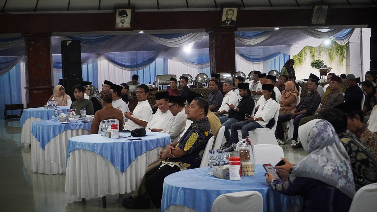 DISKUSI: Bupati Bojonegoro Setyo Wahono diskusi bersama wartawan di Pendapa Malowopati Jumat (27/2) sore.