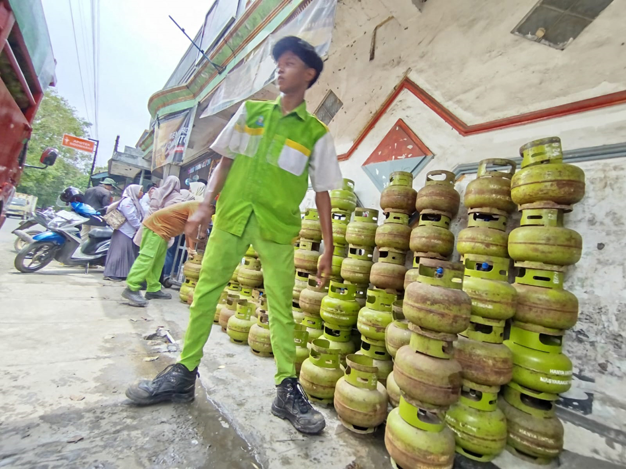 PERMINTAAN TINGGI: Pasokan elpiji melon di salah satu pangkalan di Kelurahan Mlangsen. 