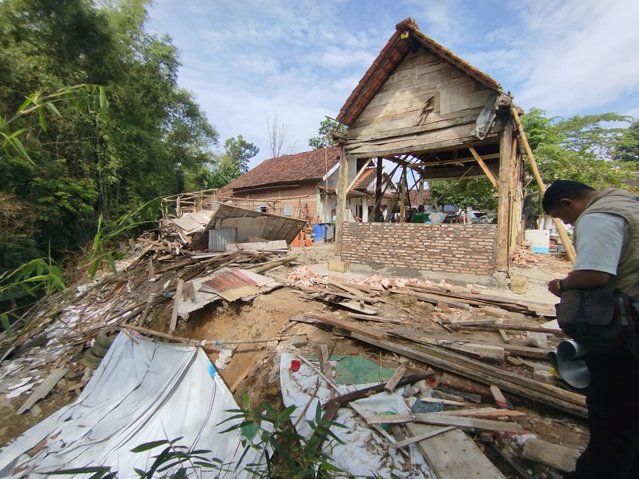 RUSAK PARAH: Rumah Sarman yang mengalami kerusakan akibat ambles susulan di bantaran Sungai Lusi, kini dibangun swadaya masyarakat. 