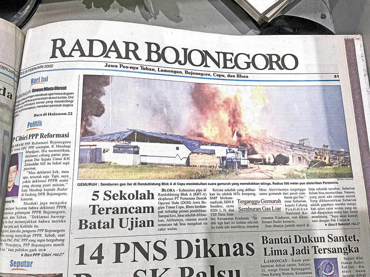 MEMBARA: Kobaran api di lapangan gas Kecamatan Randublatung pada 2002 silam berdampak kesehatan hingga pendidikan.