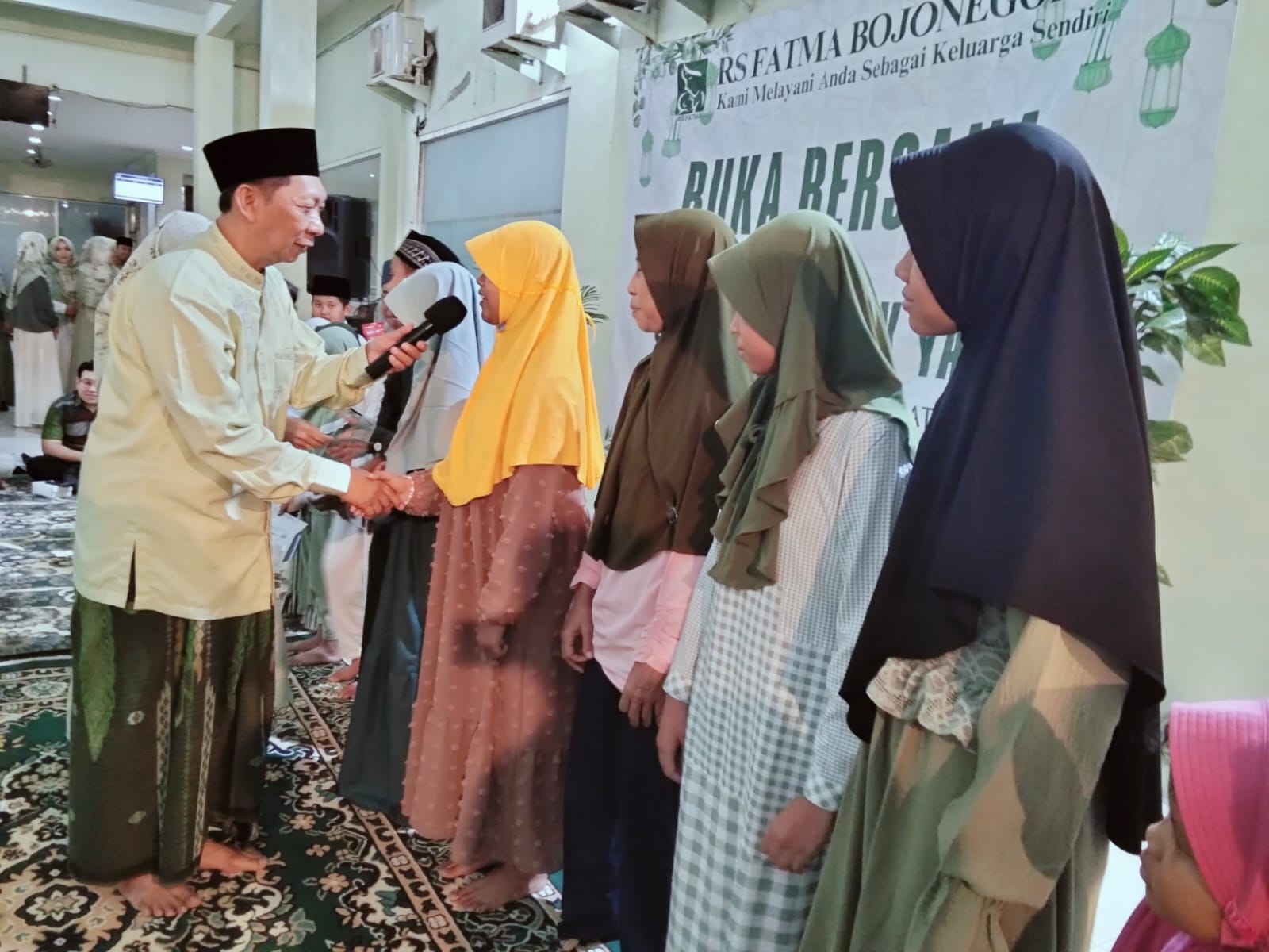 SANTUNAN: Sekitar 20 anak yatim mendapat santunan dari Owner RS Fatma dr Askan di rangkaian peringatan HUT RS Fatma ke-10 Sabtu (28/2). 