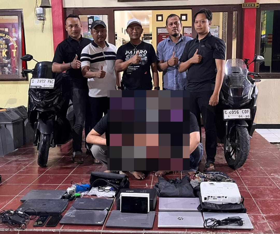 BARANG BUKTI : Sejumlah laptop dan investaris milik sekolah yang disita dari tangan pelaku.