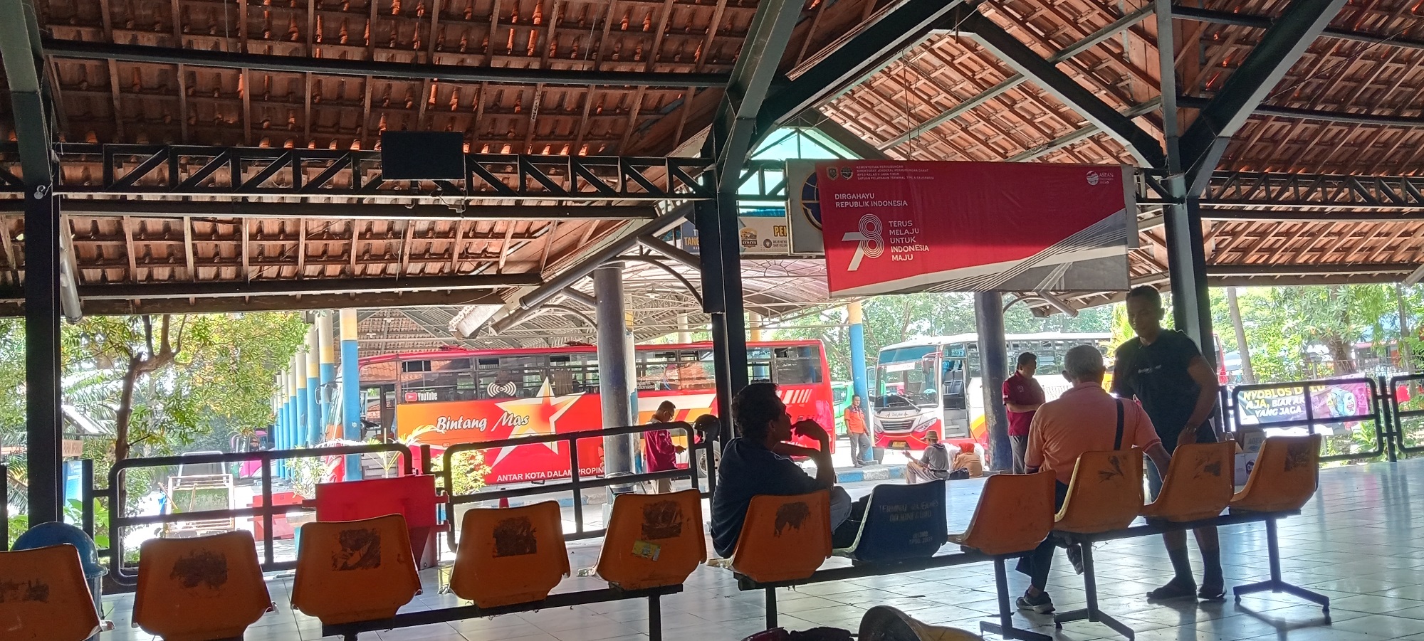 MENUNGGU PENUMPANG: BUS di terminal Bojonegoro sedang menunggu penumpang, momentum lebaran pemkab siapkan empat armada dari uang negara.