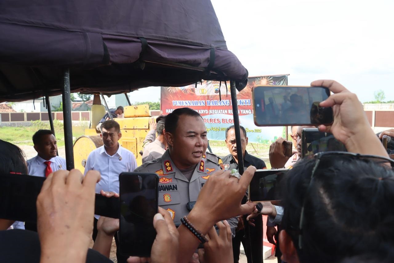 PENYAKIT MASYARAKAT: Kapolres Blora Wawan Andi Susanto saat memaparkan hasil tangkapan kasus penyakit masyarakat dalam Operasi Pekat.