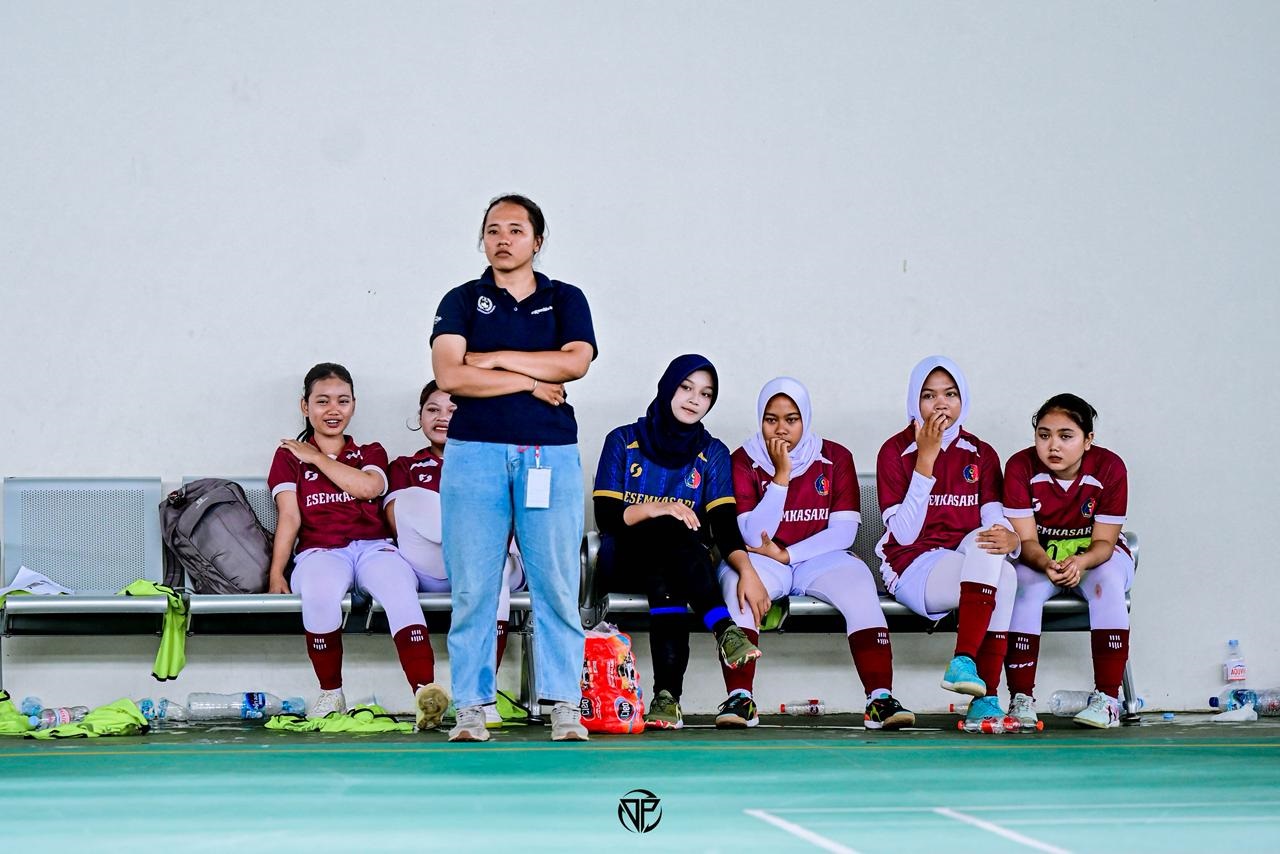BERLISENSI: Vania Salsabila, salah satu pelatih sepak bola putri Bojonegoro berlisensi D nasional.
