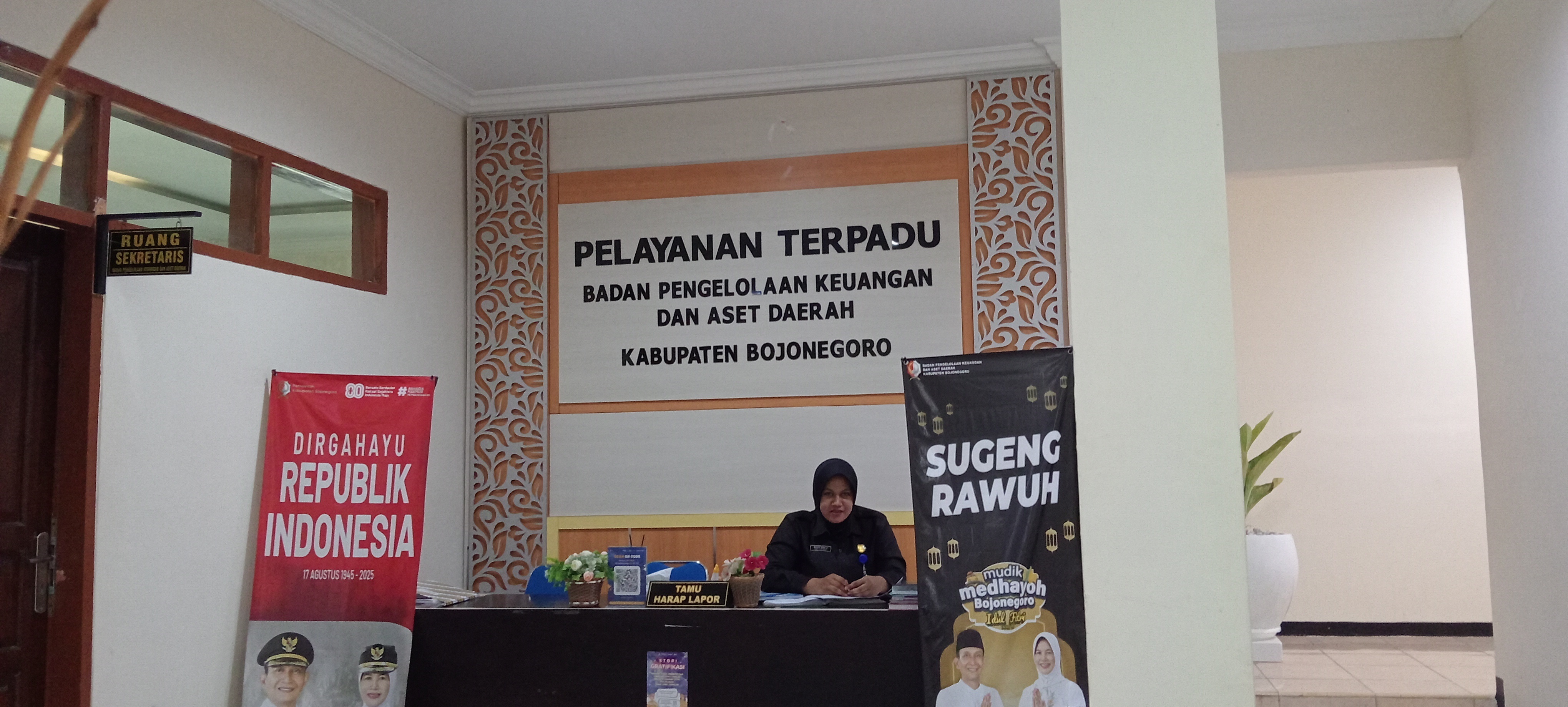 THR BELUM JELAS: Staf BPKAD saat menjaga ruang tunggu, Pemkab Bojonegoro menyiapkan anggaran Rp 72 miliar untuk THR ASN 2026.