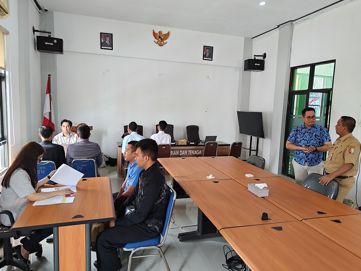 BERBURU KERJA: Suasana saat wawancara kerja PT PKSS Surabaya di Ruang Aula Lantai II Dinperinaker Bojonegoro.