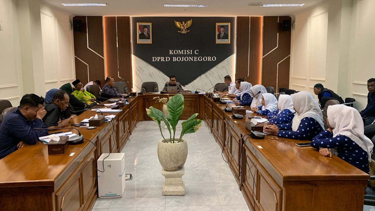 SAMPAIKAN ASPIRASI: Guru PAUD menyampaikan aspirasinya ke DPRD untuk meningkatkan kesejahteraan