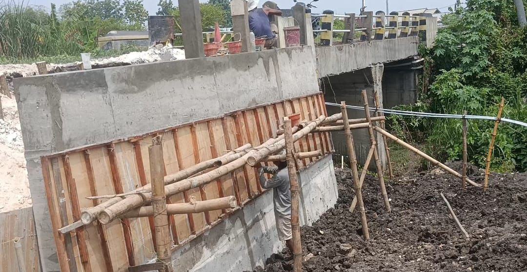 PROSES: Perbaikan Jembatan Candong sudah berlangsung 15 hari. 