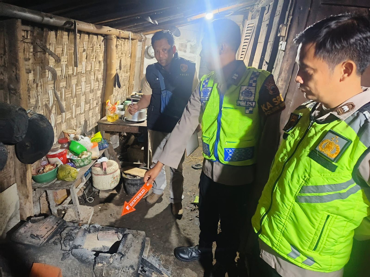 IDENTIFIKASI: Petugas kepolisian melakukan olah TKP pada insiden tiga orang terbakar akibat tabung gas bocor. 