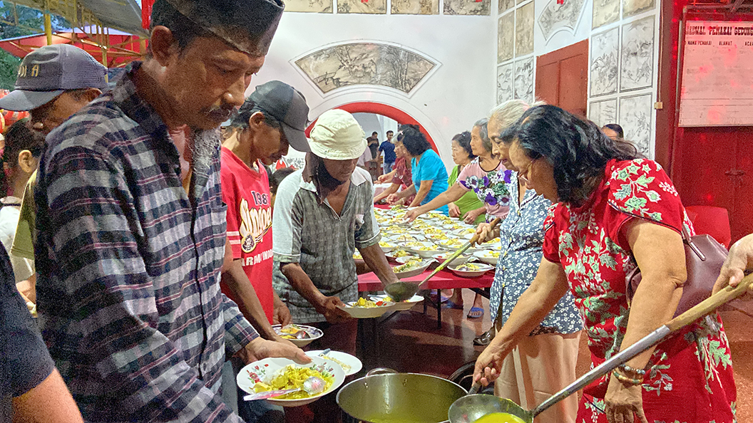 KEBERSAMAAN: Para pengurus Kelenteng Hok Swie Bio menyajikan menu buka puasa bagi umat Islam yang singgah, Jumat (6/3).