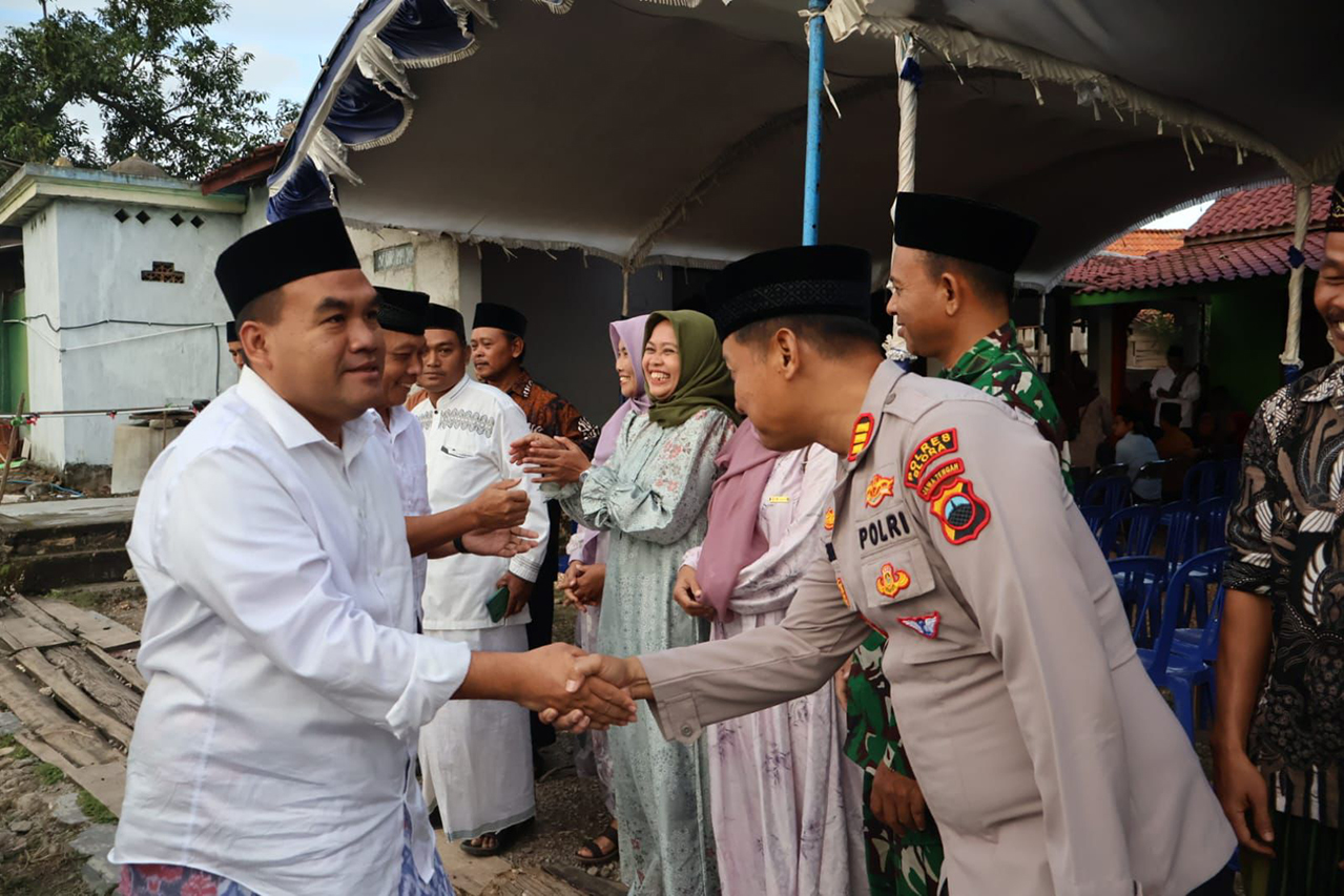 JALAN RUSAK: Bupati Blora Arief Rohman saat mengunjungi Desa Jatiklampok, Banjarejo dalam program Blora Menyapa sekaligus melihat kondisi jalan di desa tersebut.