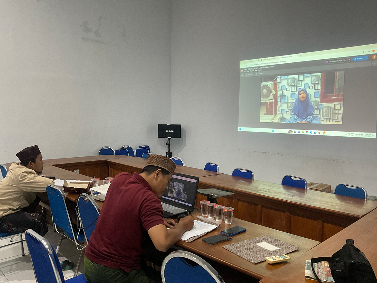 PENJURIAN: Sebanyak 73 video dari peserta kategori A dan B rampung diseleksi oleh para dewan juri di kantor Radar Bojonegoro pada Jumat dini hari (6/3).