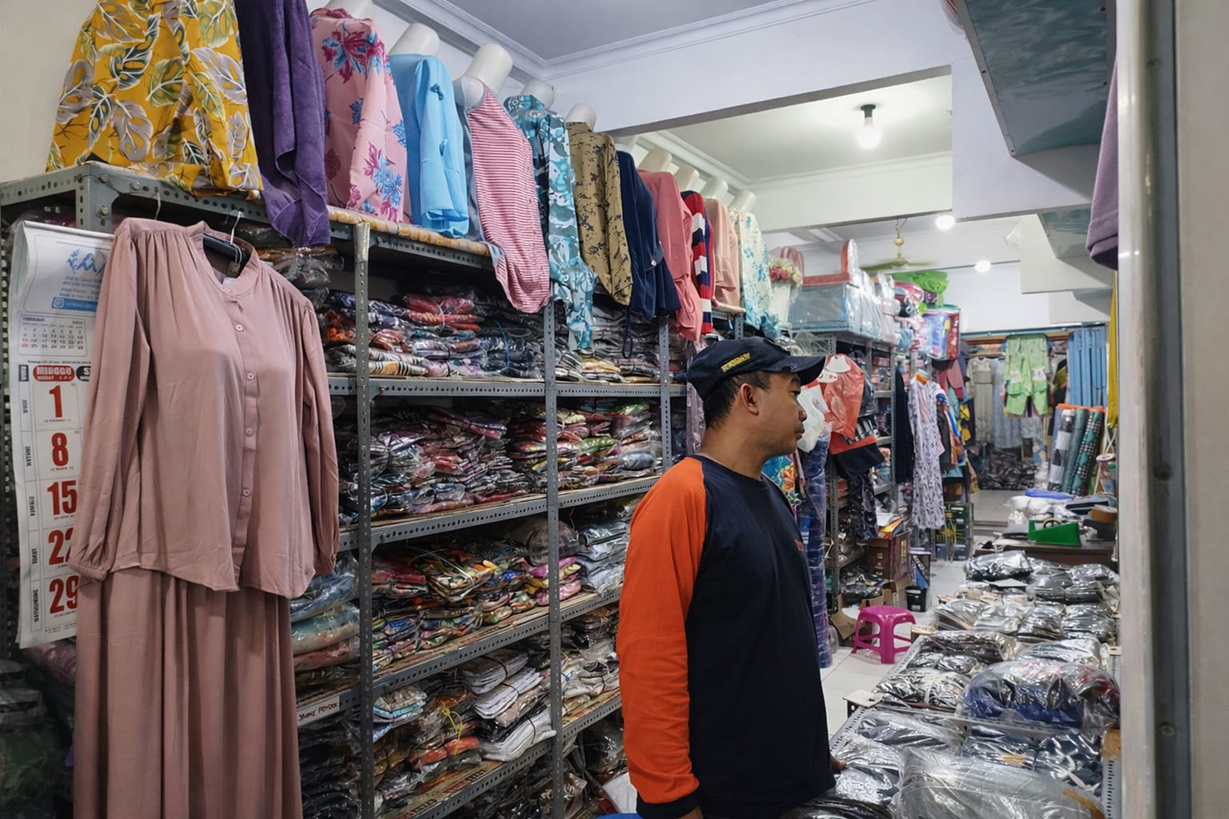 SEPI: Kondisi Pasar Sido Makmur tampak sepi, pedagang mengeluhkan penurunan daya beli masyarakat, kalah bersaing dengan tren belanja online.