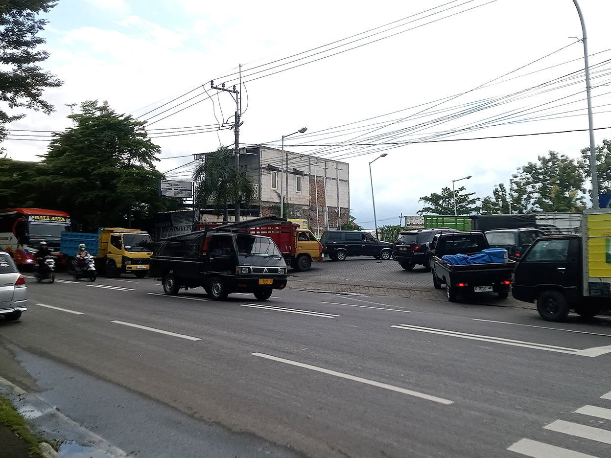 ANTREAN: Deretan truk dan pikap sedang mengantre beli solar di SPBU Jalan Veteran. Sebab, SPBU Ngrowo dan SPBU Jetak sedang kehabisan stok solar.
