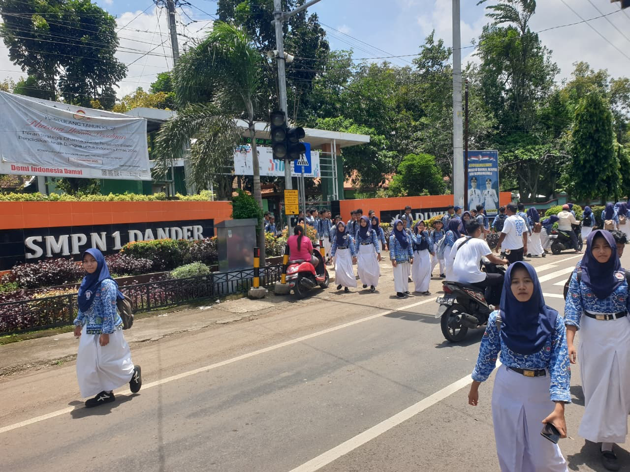 SISWA: Momen siswa SMPN 1 Dander pulang sekolah saat Ramadan.