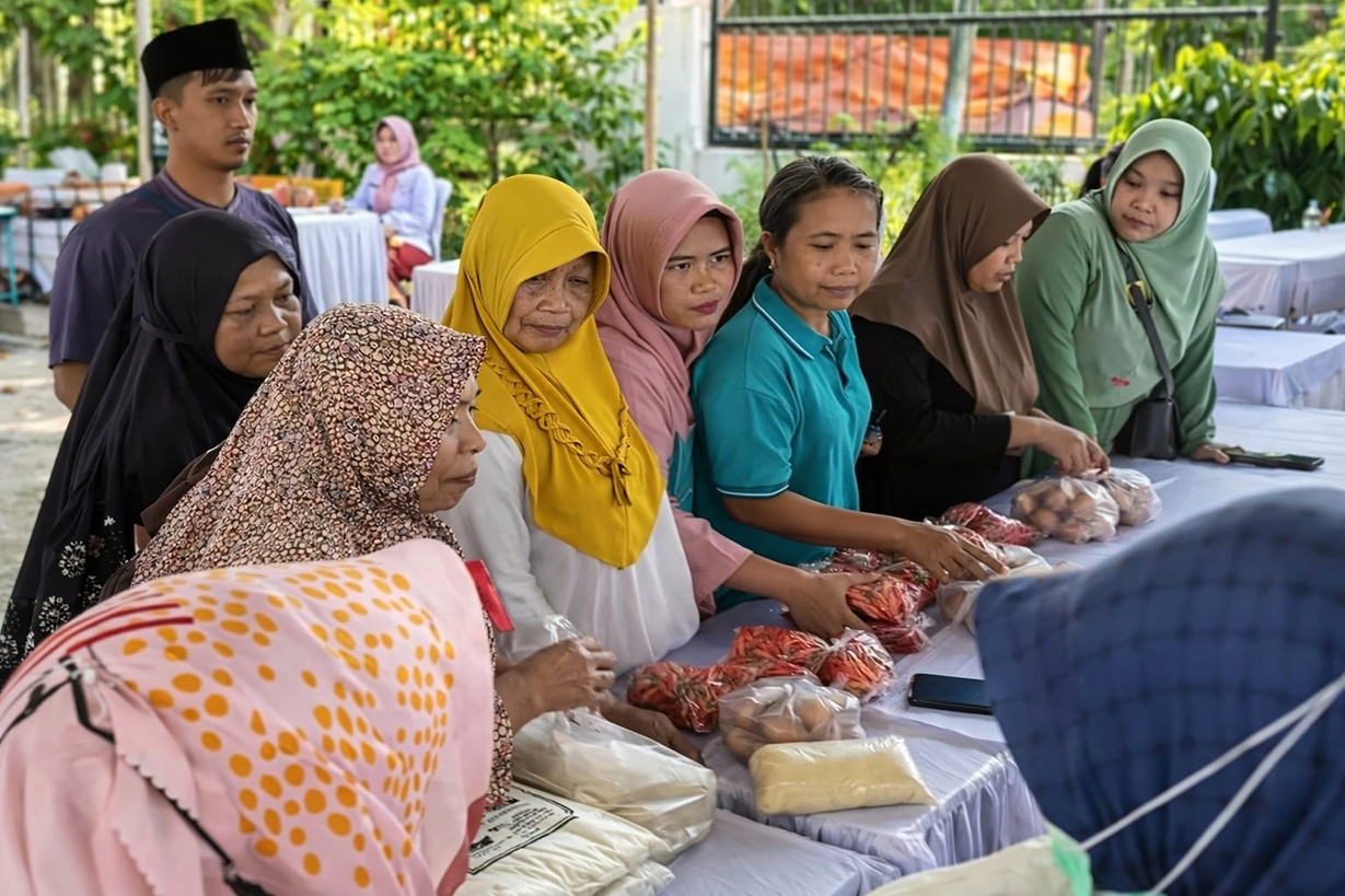 TEKAN HARGA : Pemkab menggelar operasi pasar untuk menstabilkan harga pangan yang kian melonjak jelang Lebaran.