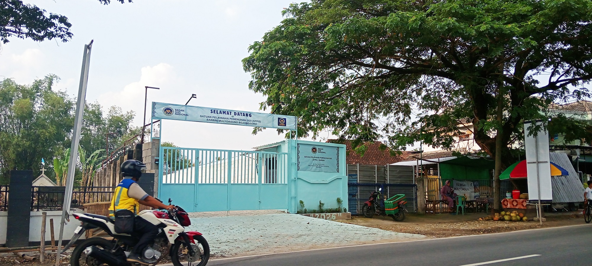 DAPUR SPPG: Salah satu dapur SPPG di Jalan Lettu Suyitno, Desa Mulyoagung, Kecamatan Bojonegoro Kota terlihat tutup, Senin sore (9/3). 