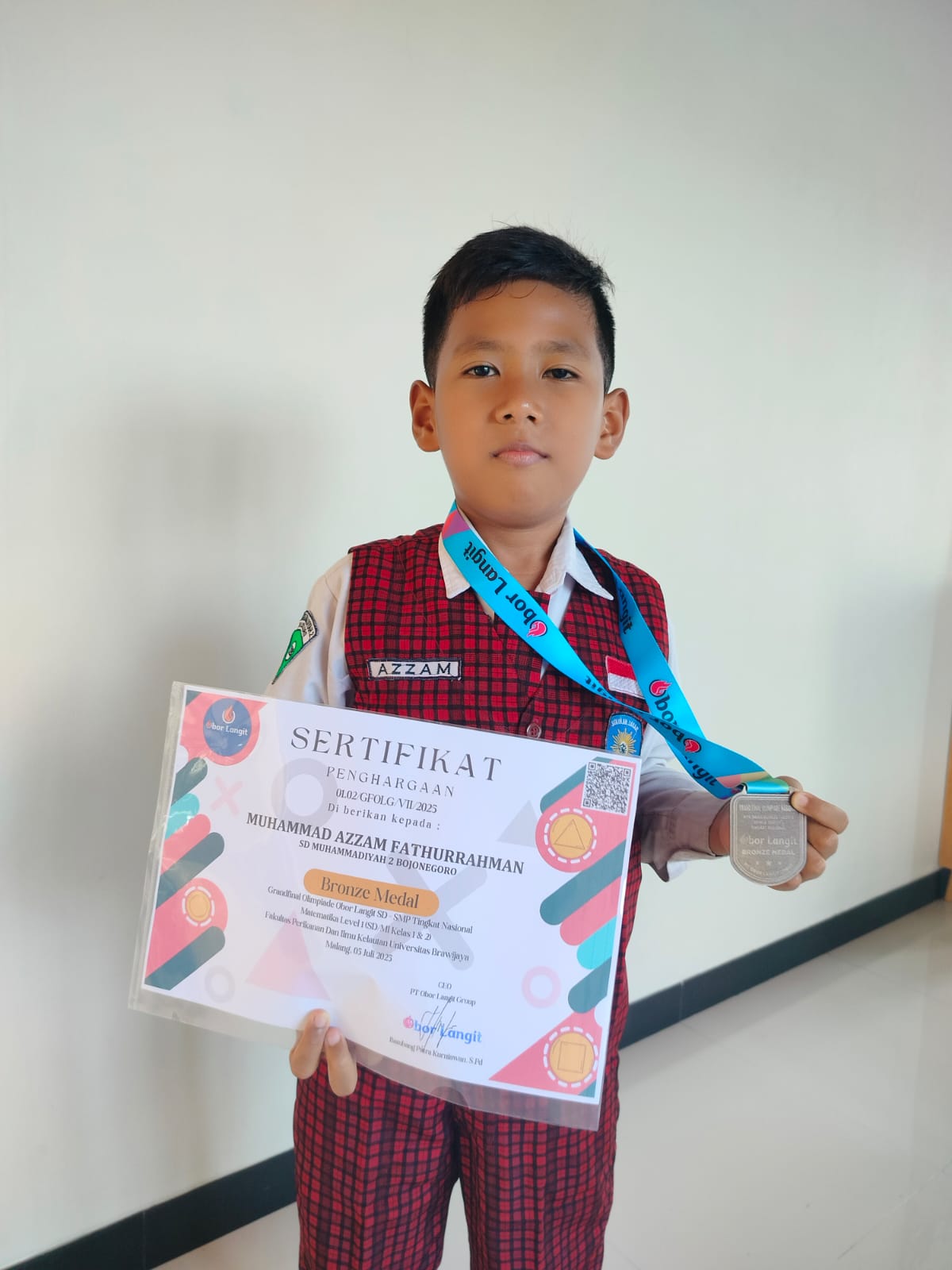 PRESTASI: Muhammad Azzam Fathurrahman gemar menyelesaikan aneka soal matematika, sehingga kerap menyabet juara olimpiade matematika.