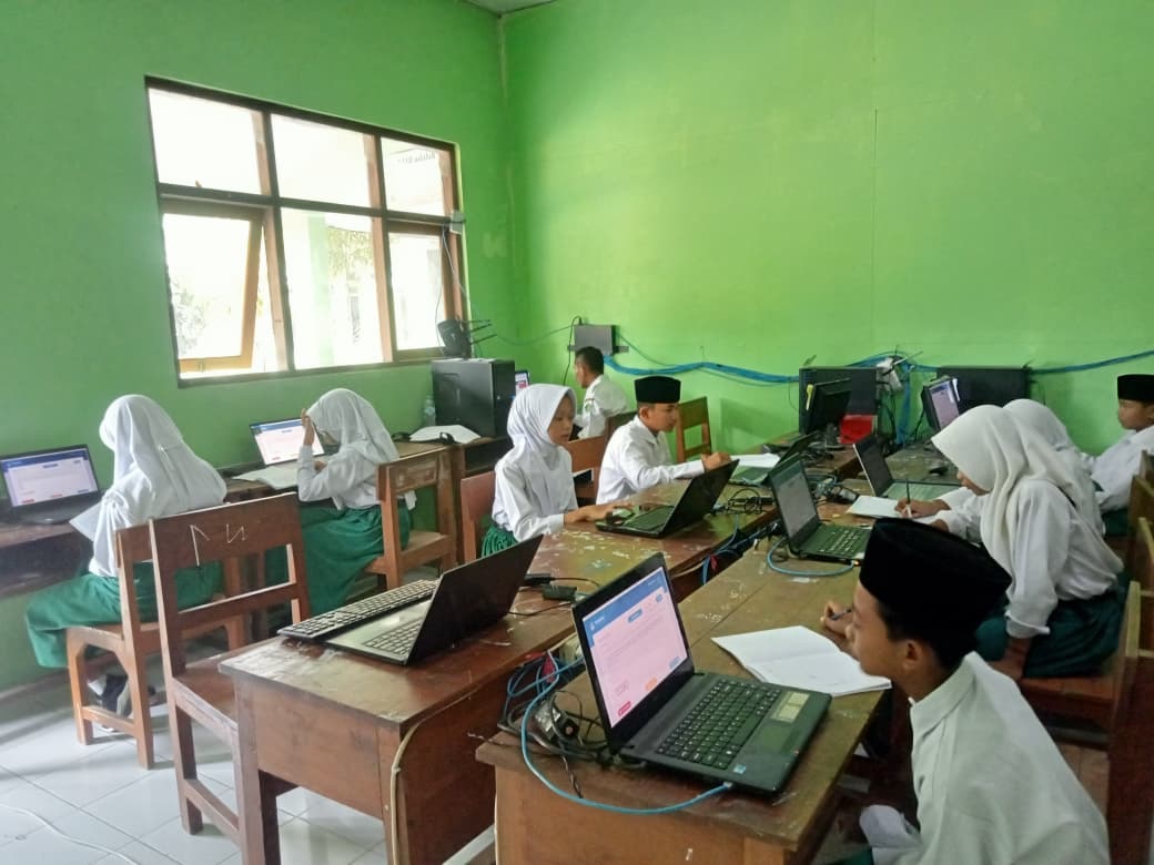 GELADI: Para siswa MIN 3 Bojonegoro menjalani geladi bersih TKA semi online, Senin (9/3).
