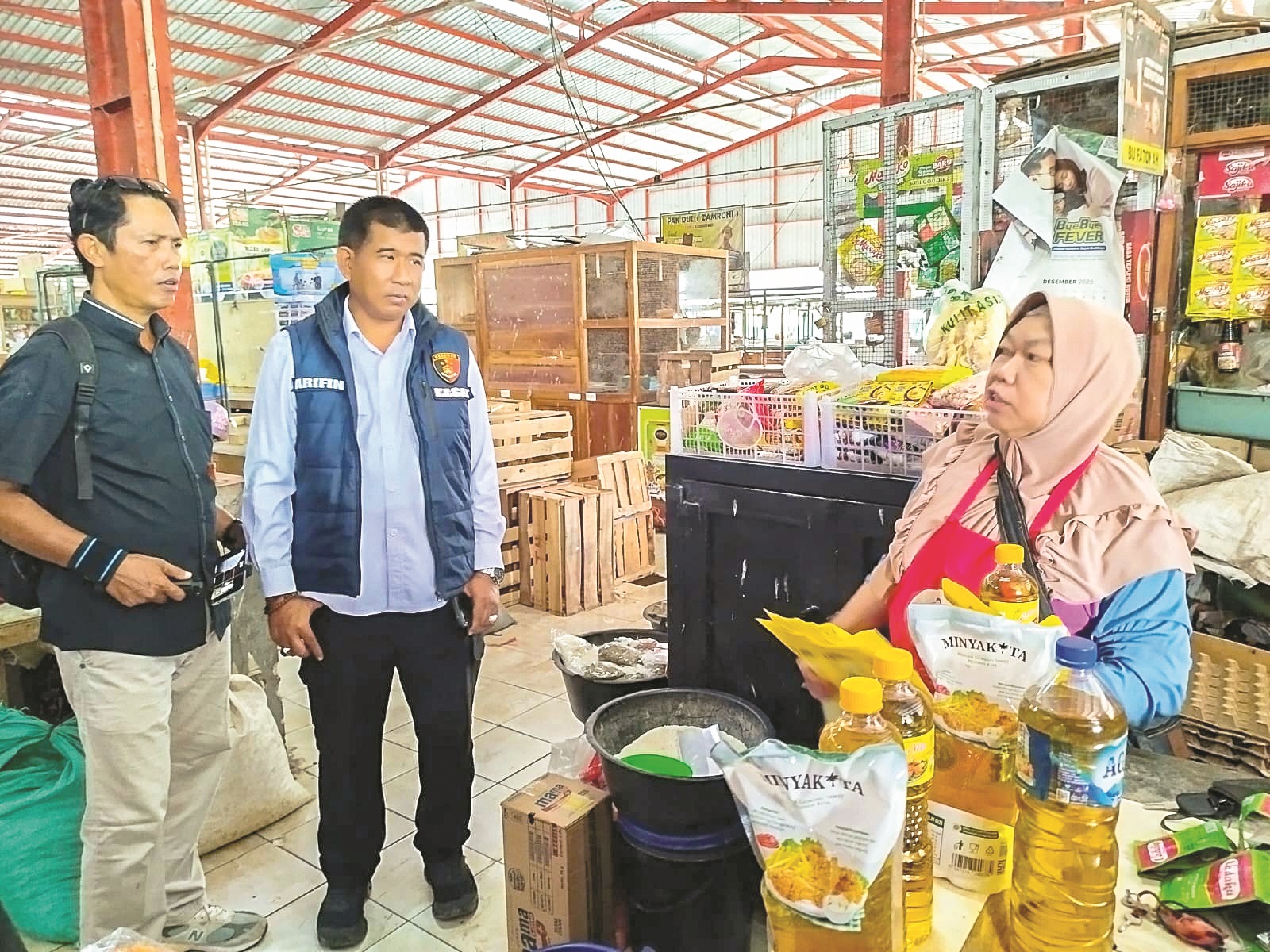 TINJAU LANGSUNG: Satgas Pangan Polres Blora saat meninjau ketersediaan Minyakita di Pasar Sido Makmur Blora.