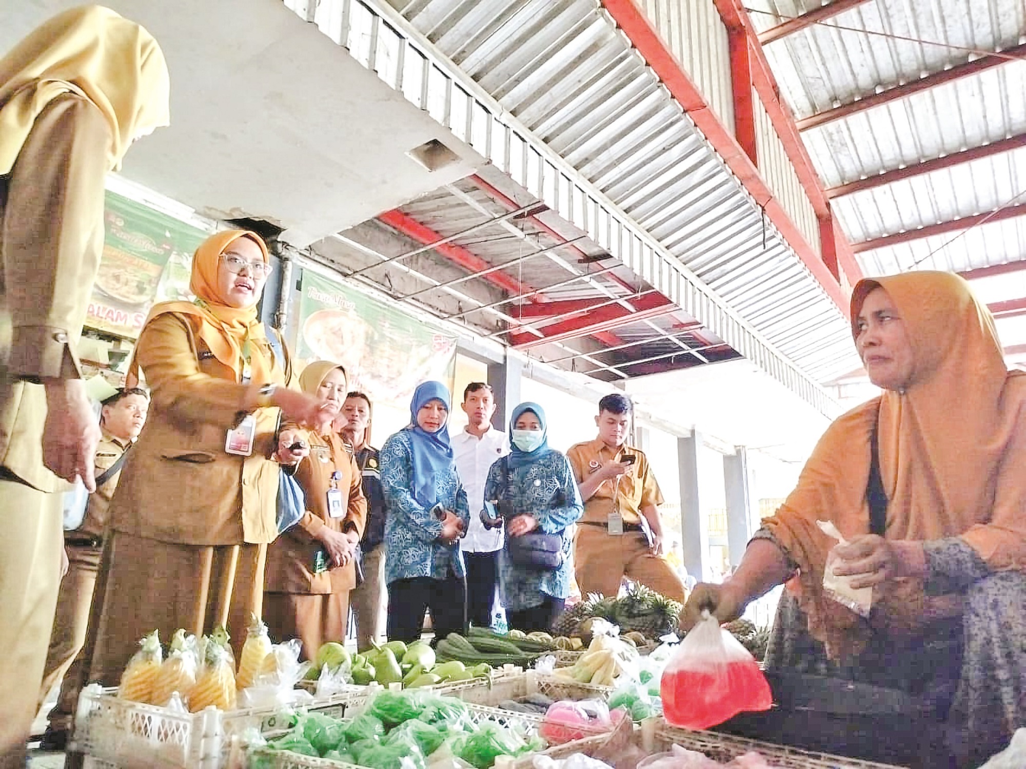 CEK KEAMANAN PANGAN: Petugas Dinkes Blora saat mangambil sampel produk yang dijual di Pasar Sido Makmur.