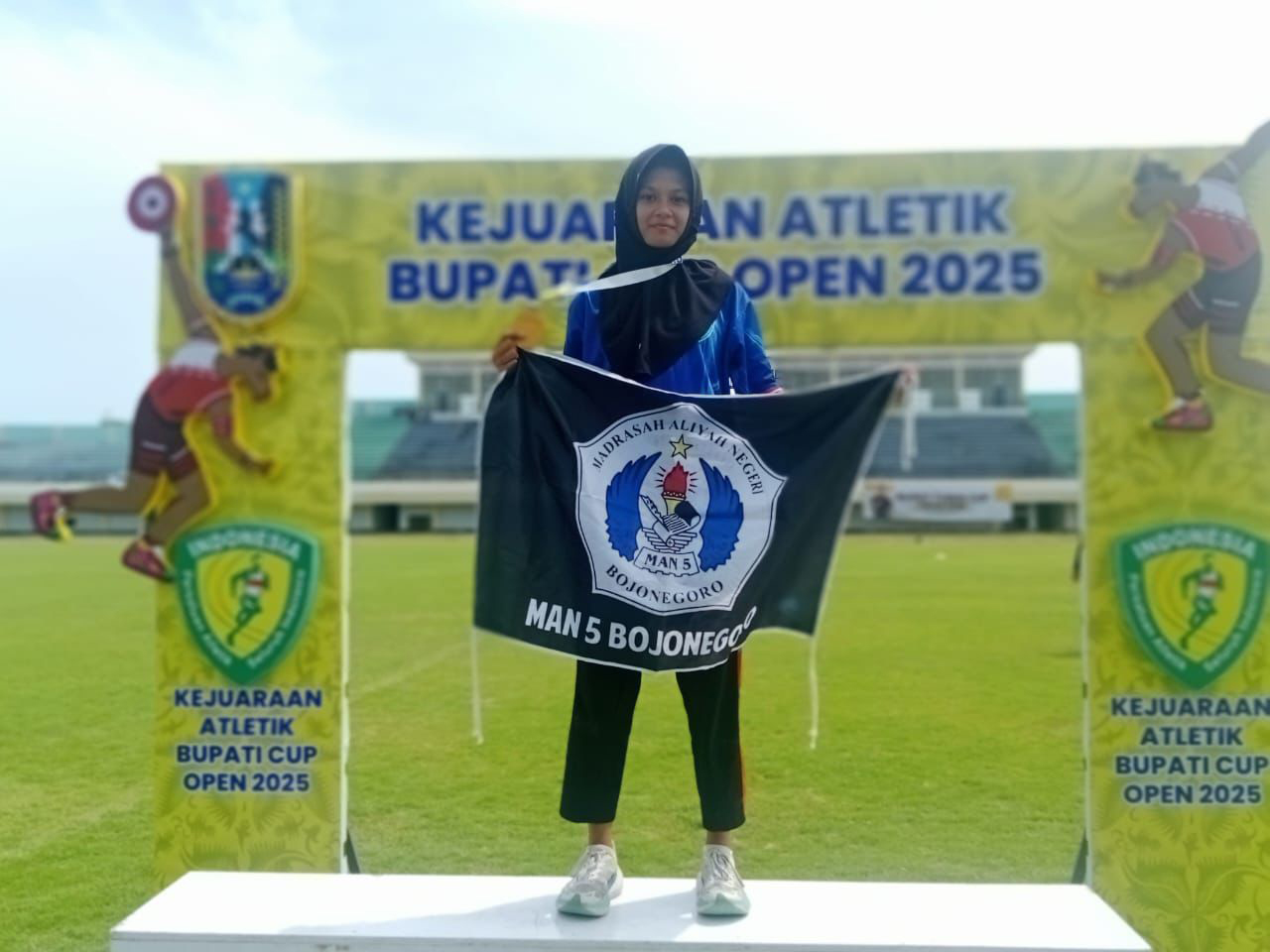 JUARA: Devita Ayu Roudhotul Janah meraih medali emas Bupati Tuban Cup Open Tournament Se-Jawa Timur setelah juara 2 kejurnas dan juara 3 porprov.