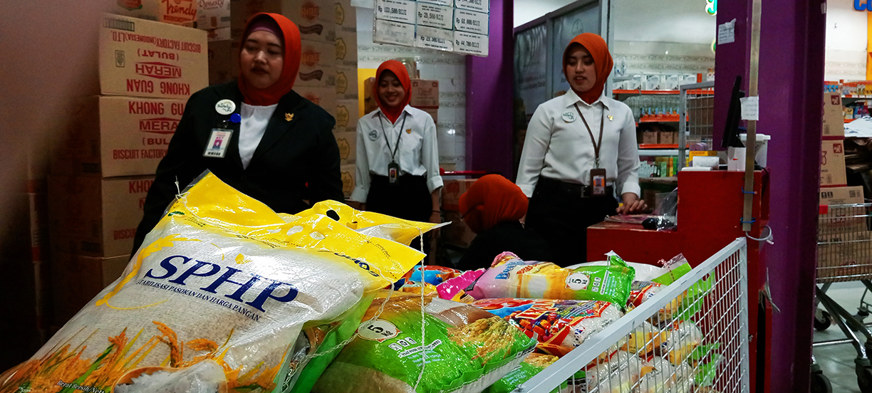 STOK AMAN: Ketersediaan stok beras SPHP di salah satu toko swalayan Bojonegoro tampak melimpah kemarin (9/3).