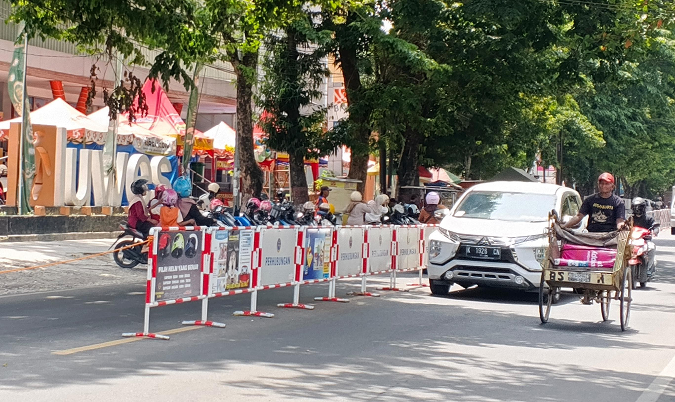 PENGATURAN LALIN: Petugas telah melakukan rekayasa lalin dalam menyambut arus mudik-balik Lebaran. 