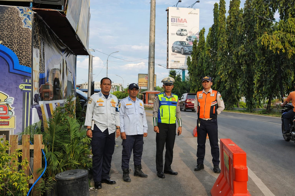 BERSIAGA: Petugas Polres Blora dan Dinrumkimhub Blora bersiaga jelang arus mudik-balik. 