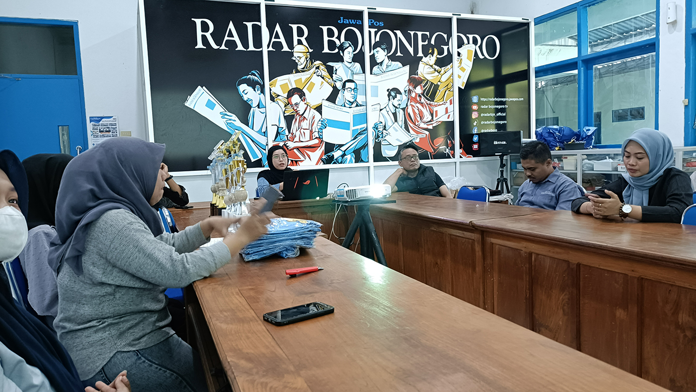 MATANGKAN PERSIAPAN: Panitia Festival Tahfidz Quran Radar Bojonegoro mematangkan persiapan kemarin (10/3), untuk grand final di Gedung Angling Dharma siang ini.