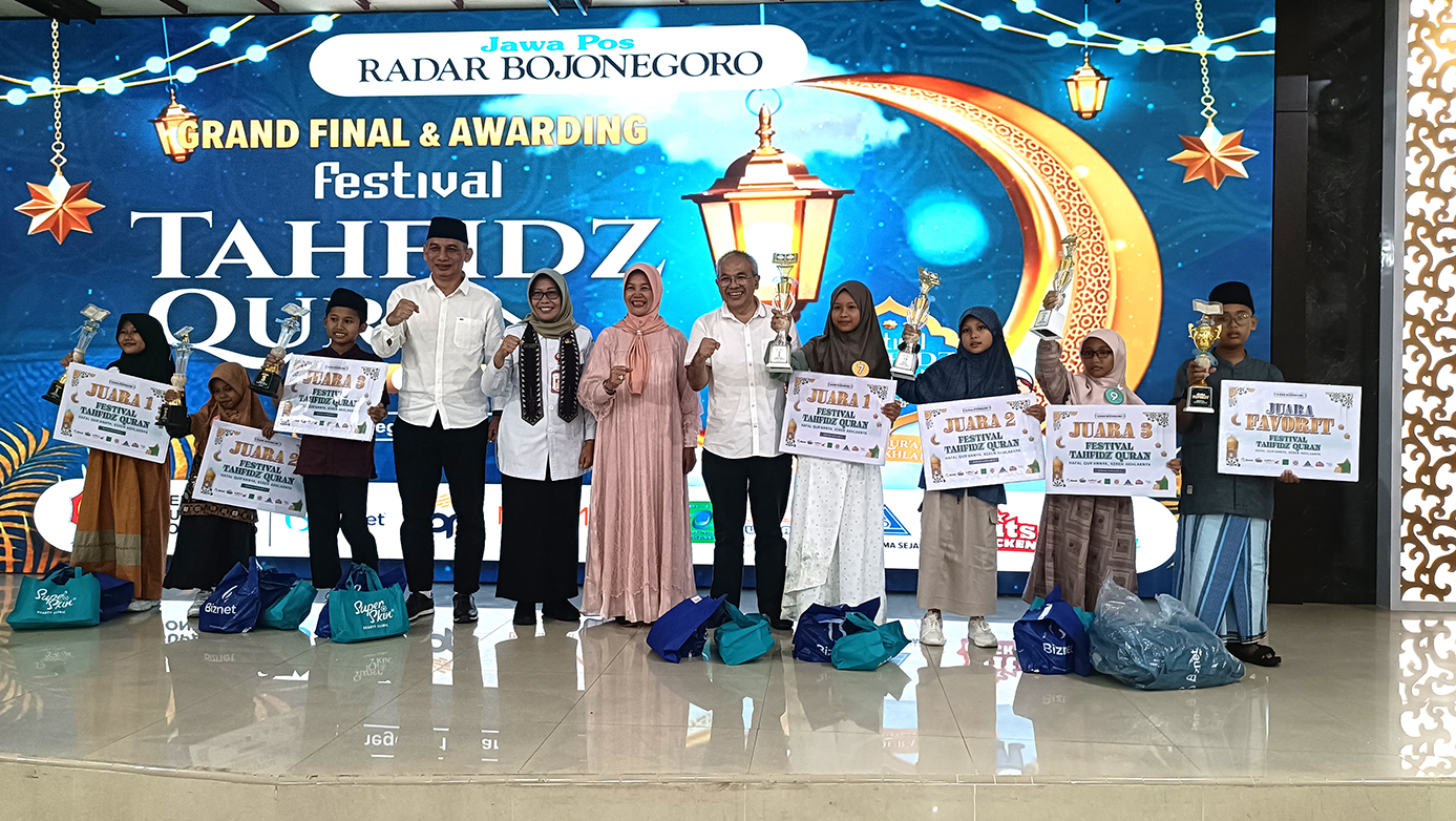 SUKSES: Wabup Bojonegoro Nurul Azizah foto bersama di acara  Grand Final dan Awarding Festival Tahfidz Jawa Pos Radar Bojonegoro 2026 berlangsung di Ruang Angling Dharma Pemkab Bojonegoro kemarin.