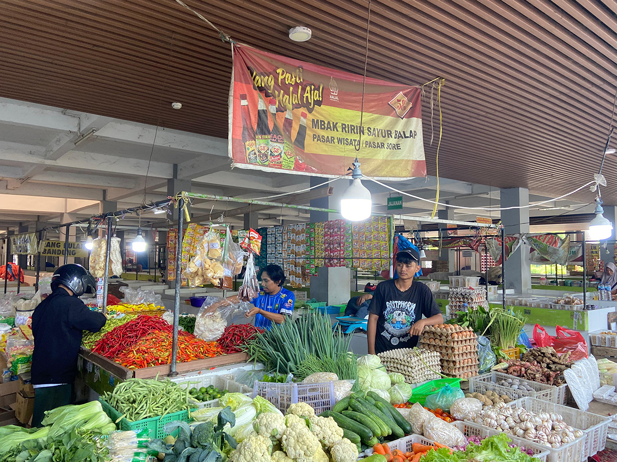 MULAI NAIK: Harga bumbu dapur cenderung stabil, menjelang H-7 Lebaran cenderung terjadi lonjakan harga, karena tingginya permintaan.
