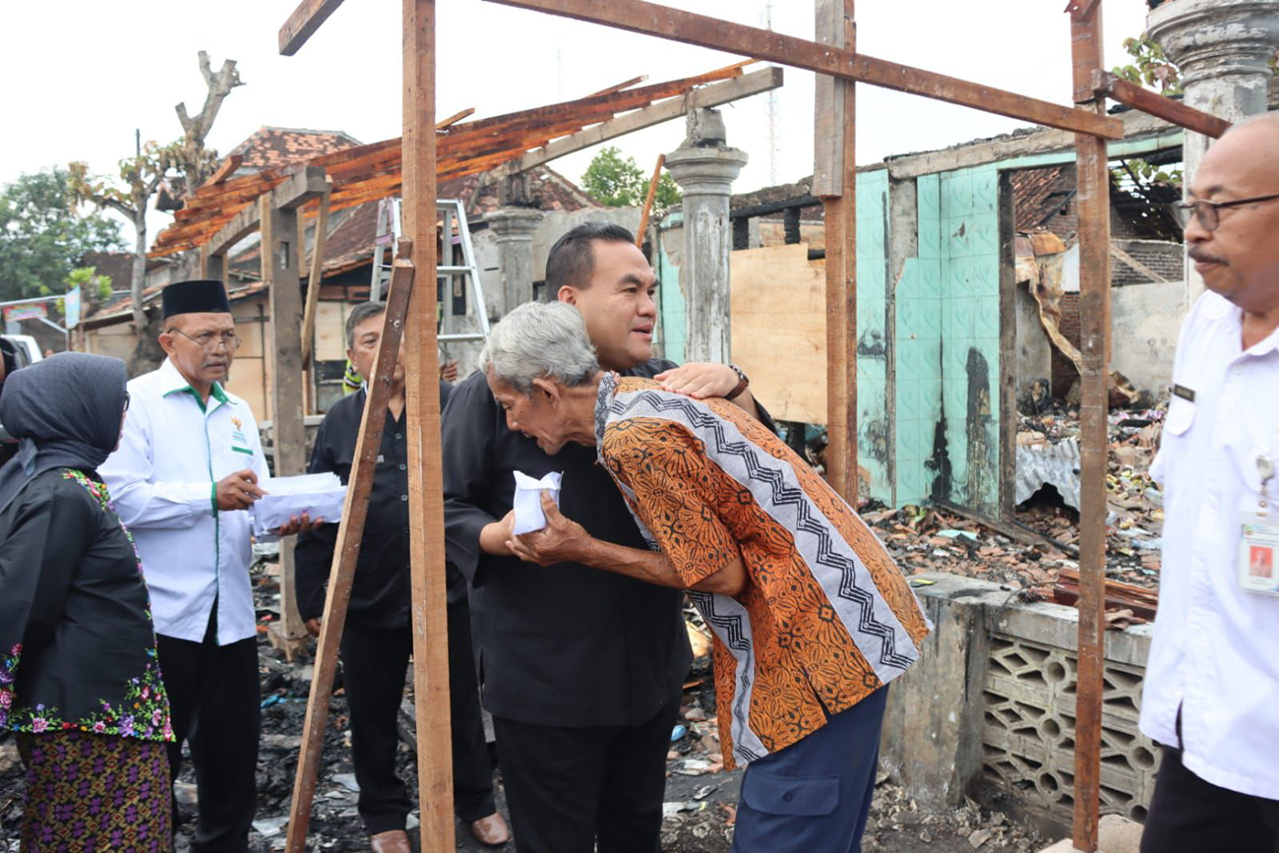 BERI PERHATIAN: Bupati Arief saat menyalurkan bantuan kepada sembilan korban kebakaran. 