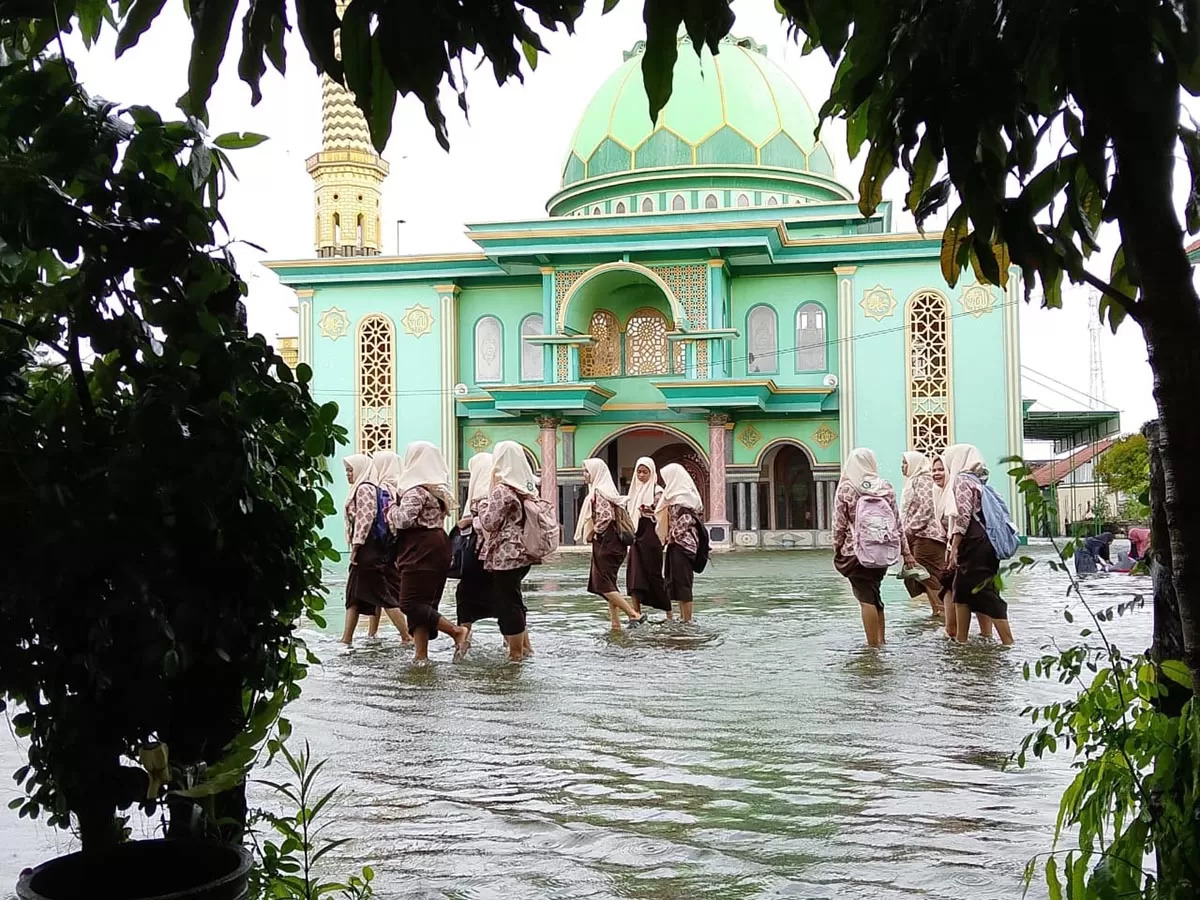 DIKEPUNG BANJIR: Masjid Jami Darussalam Blawi tetap menjalankan kegiatan selama Ramadan. Selama puasa ini, disediakan takjil sekitar 150 bungkus. (IST/RDR.LMG)