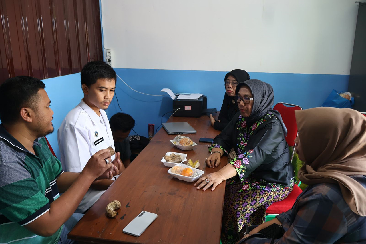 TURUN LANGSUNG: Ketua Satgas MBG Blora sekaligus Wabup Blora Sri Setyorini saat melakukan sidak ke SPPG Kedungbecici, terkait sorotan terhadap menu yang disajikan. 