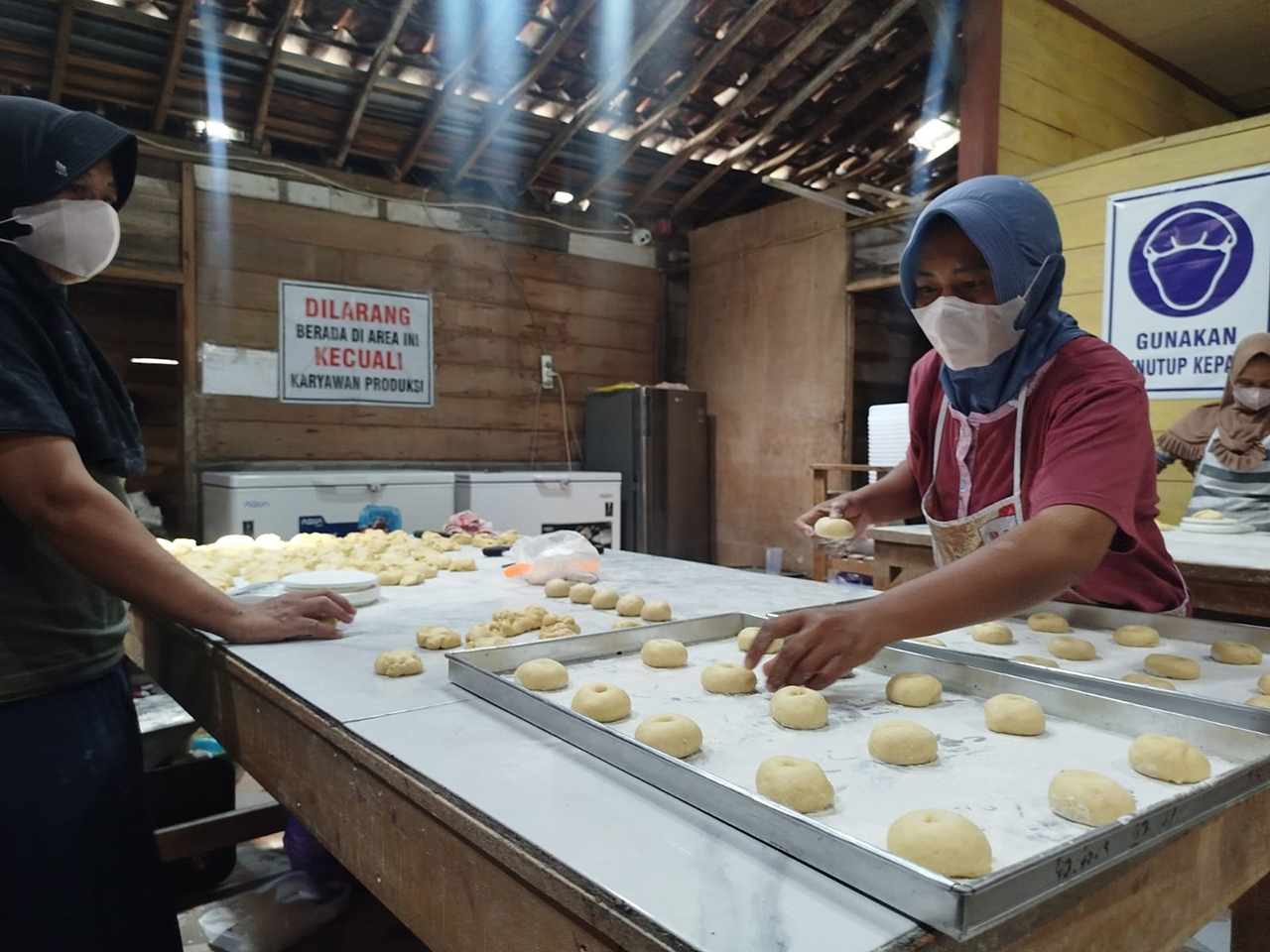 BANYAK PESANAN: Bisnis rumahan roti MBG di Desa Kamolan mempekerjakan sekitar 25 orang. 