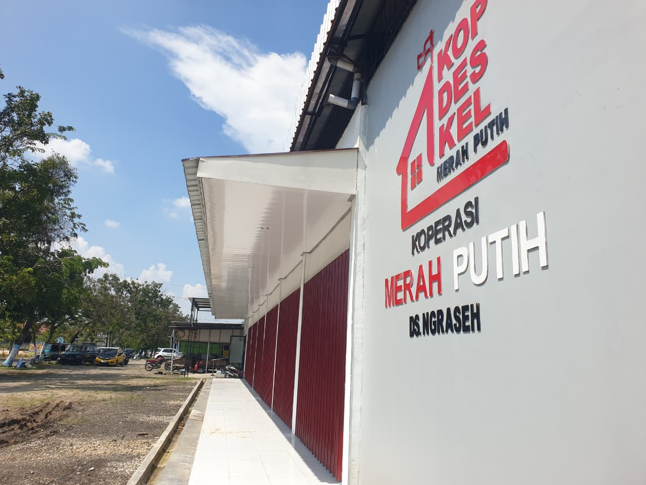 BELUM BEROPERASI: KDMP Desa Ngraseh, Kecamatan Dander telah diresmikan pada Minggu (8/2) lalu. Hingga, Sabtu (14/3) masih belum beroperasi, dan terlihat sepi.