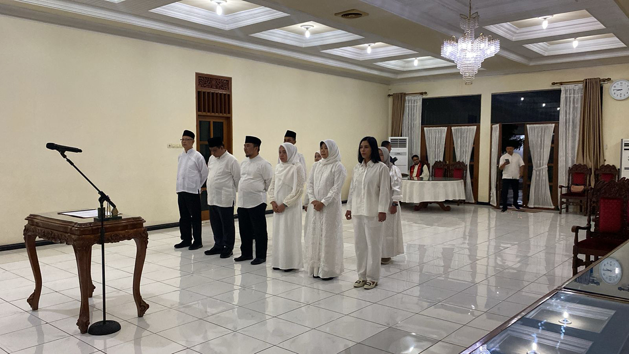 MUTASI HARI JUMAT: Sejumlah ASN di lingkup Pemkab Bojonegoro menjalani pelantikan mutasi di rumah dinas bupati Jumat (13/3) malam.