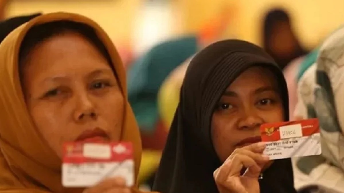 BONUS: Para pemegang KPM siap menerima bonus bansos.