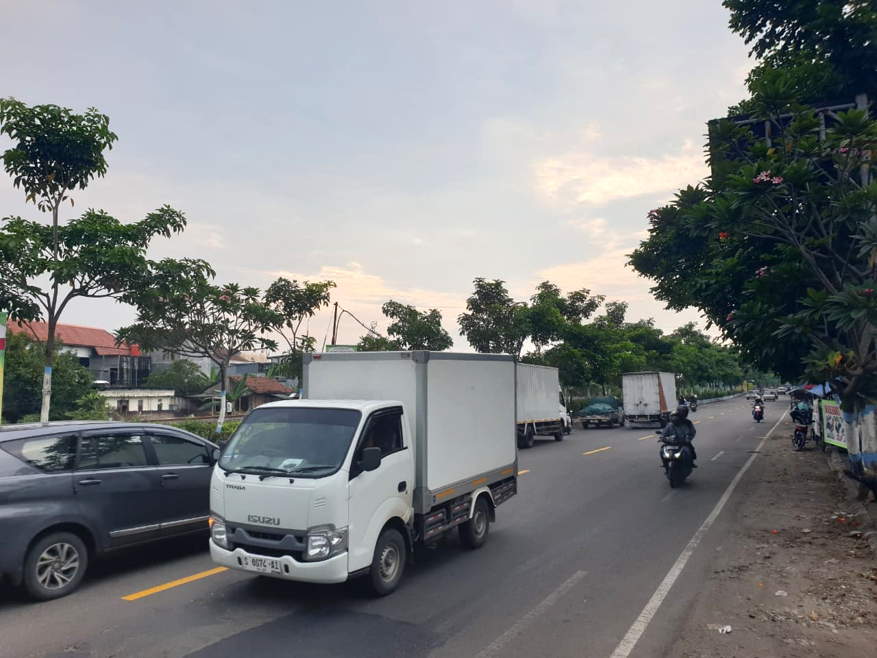 MENDUNG: Awan mendung menjadi pemandangan setiap sore selama bulan Ramadan.