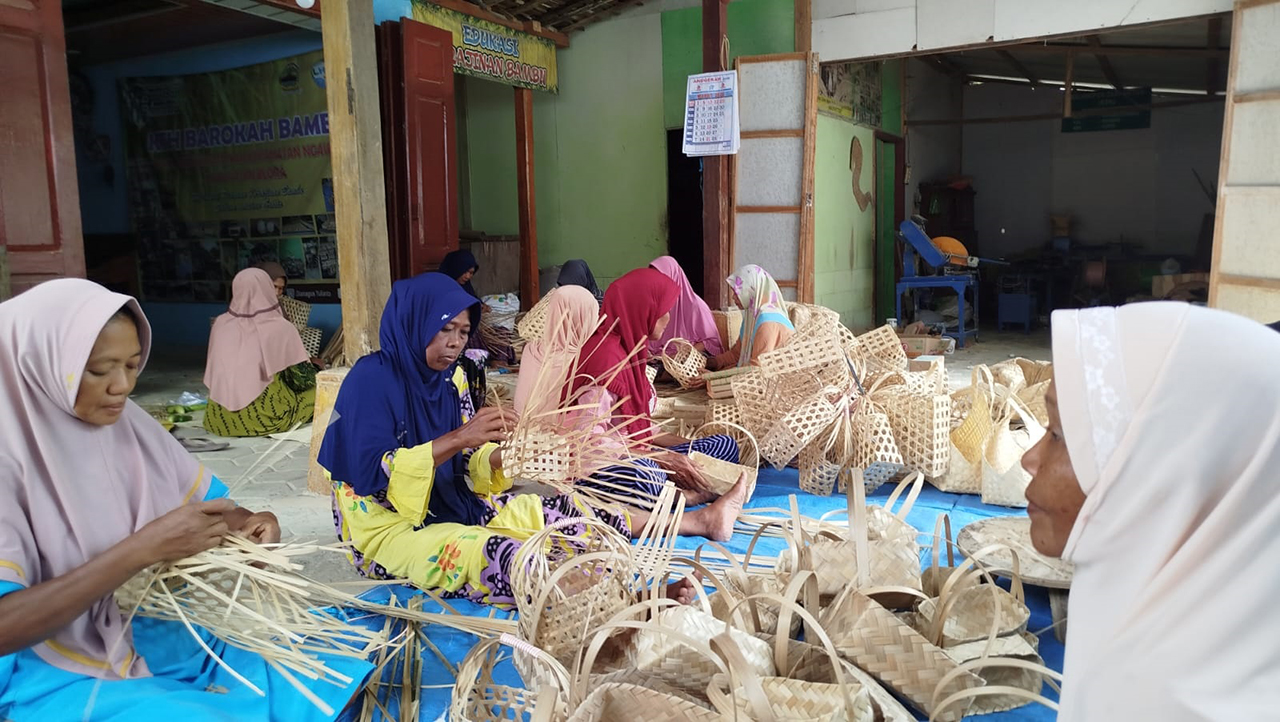 ORDERAN NAIK : Perajin anyaman Bambu di Kecamatan Ngawen menjelang Lebaran banjir pesanan.