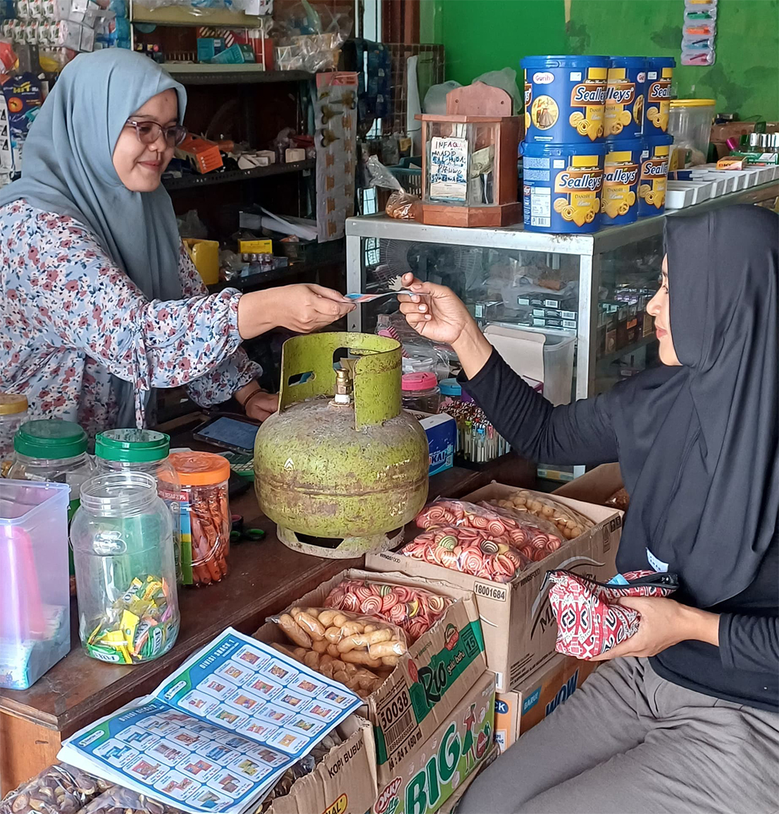LANGGANAN: Kelangkaan elpiji 3 kg menjadi langganan di Bojonegoro setiap mendekati Idul Fitri. Meski, Pertamina klaim sudah tambah 3,6 tabung elpiji.