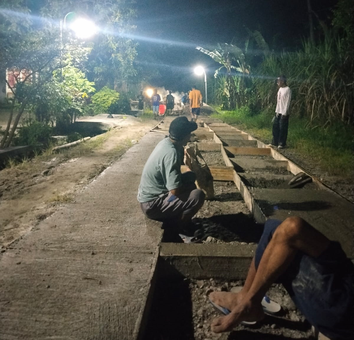 PERBAIKI SECARA SWADAYA: Warga Desa Nglebak, Kecamatan Kradenan membangun jalan dengan dana swadaya. 