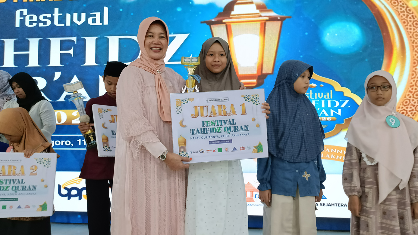 Ketika manusia melaksanakan ibadah puasa baik orang itu kaya atau miskin, pejabat atau rakyat jelata  mereka merasakan lapar yang sama. Rasa lapar ini yang menghancurkan sekat sekat sosial.