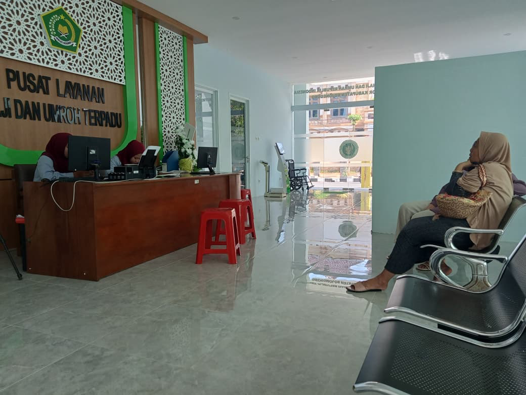 PERSIAPAN: Warga sedang melengkapi persyaratan pemberangkatan haji, Kemenhaj temukan perbedaan nama di visa dan paspor.